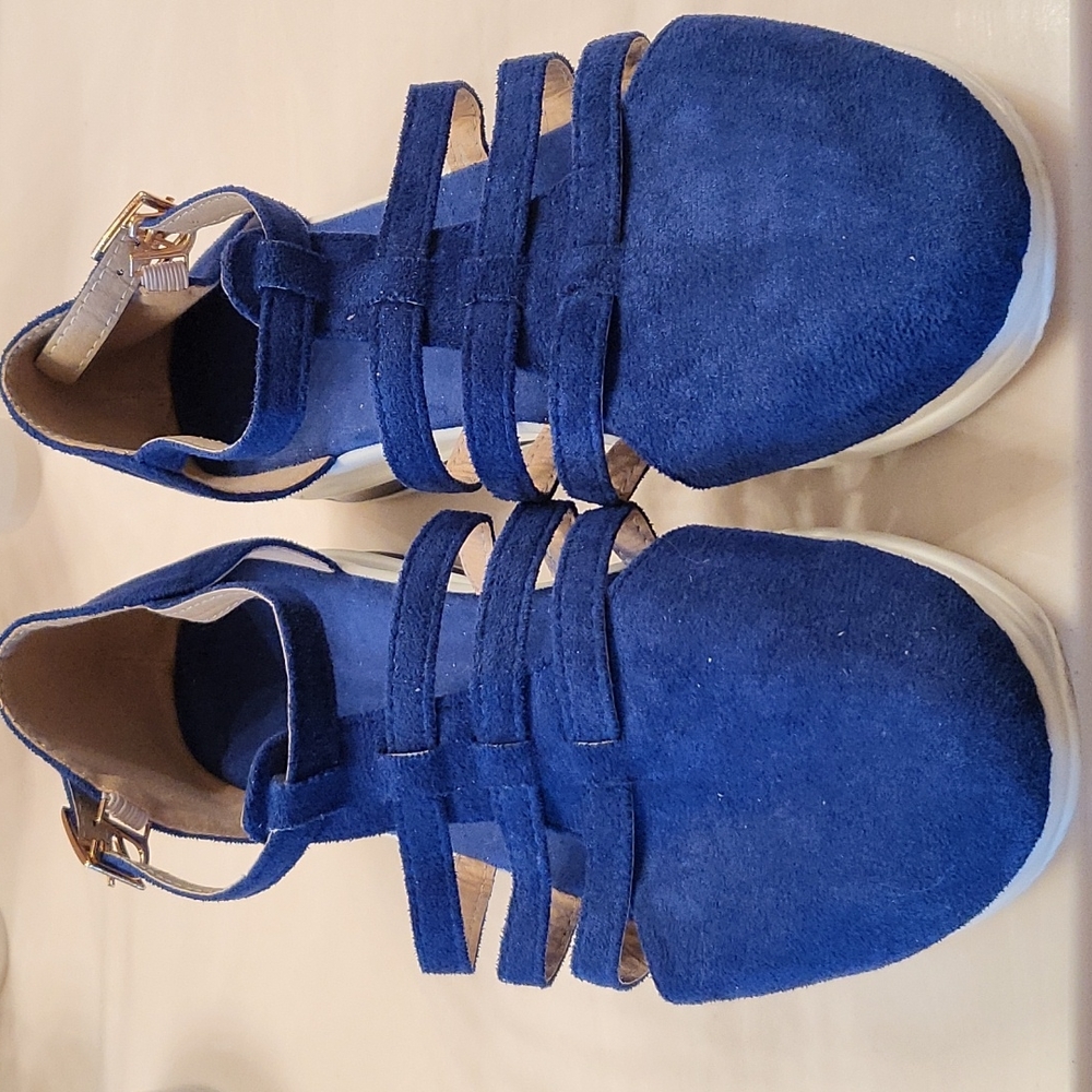 Womens blue casual shoes. So comfy worn 2 times, to large for me.